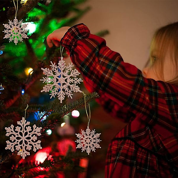 36 stk hvite snøfnugg ornamenter i plast med glitter for vinter og juletrepynt i forskjellige størrelser (r