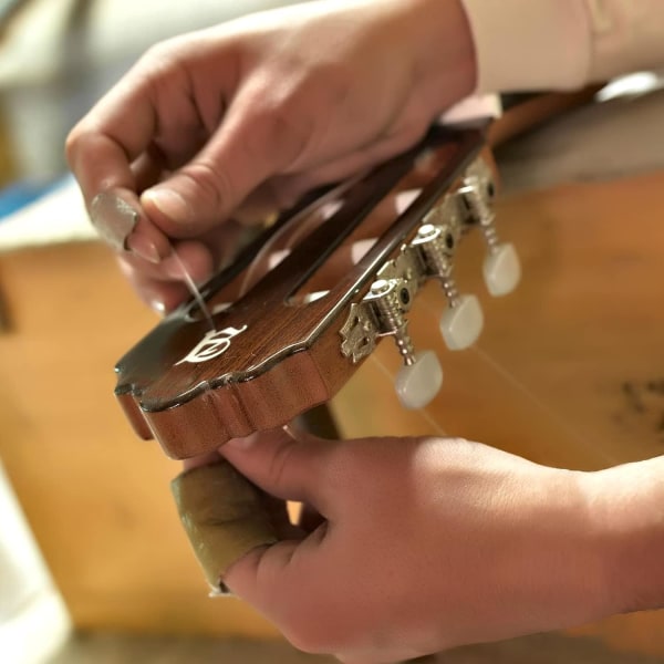 2 (1 venstre og 1 højre) mekaniske dele til klassiske guitarer, stemmeskruer til klassiske eller akustiske guitarer