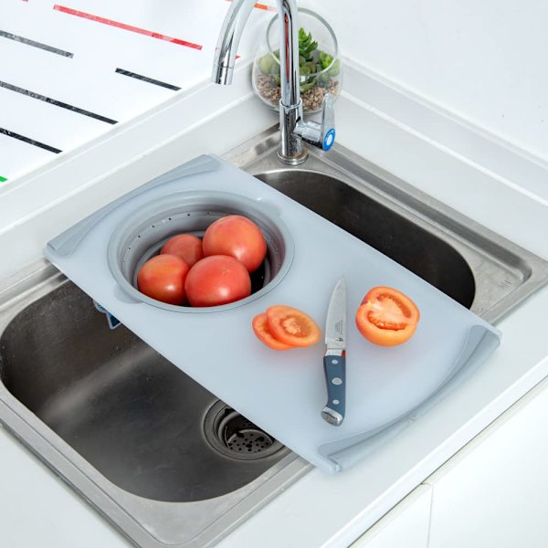 Grå plastskærebræt til vask i spisestuen - med sammenklappelig si - 29*50*cm - 1 stk.