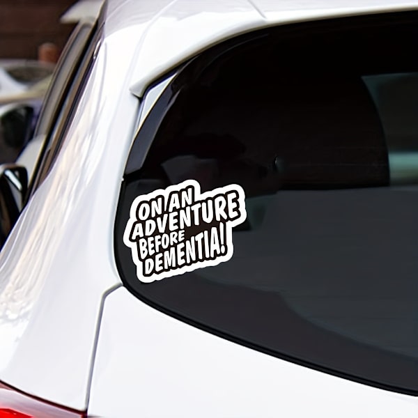 Hauska seikkailulla ennen dementiaa -uutuusvinyyliautotarra asuntovaunulle, matkailuautolle tai matkailuautolle Musta valkoinen liuotinmuste 130x90mm