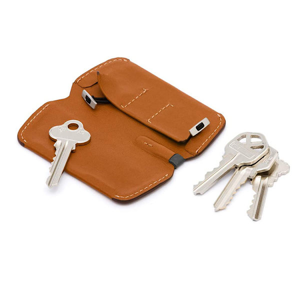 Nyckelskydd, andra upplagan (nyckelorganisatör i tunt läder, minimalistisk bifold-design med magnetlås, rymmer 2-4 nycklar) - Karamell
