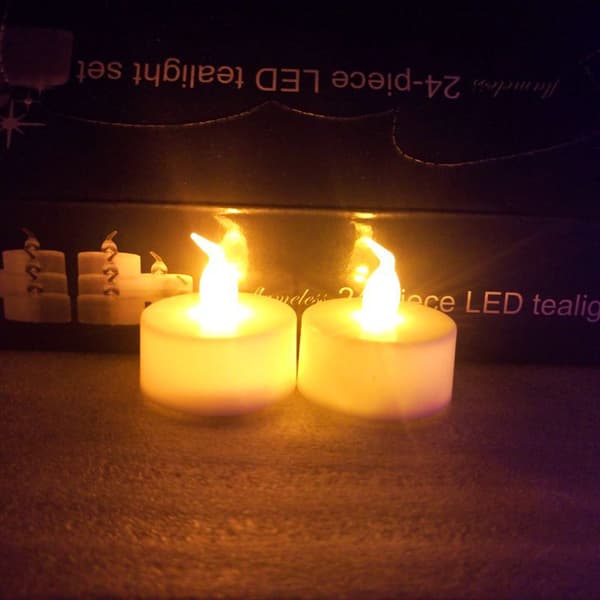 24 keltaista LED-kynttilää liekkiefektillä