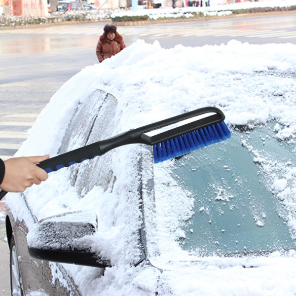 Bilglass snørydding brøytebil med avising og snøskrape
