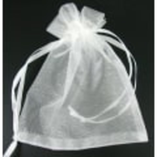 100 handsydda vita organza-påsar 7 x 9 cm.