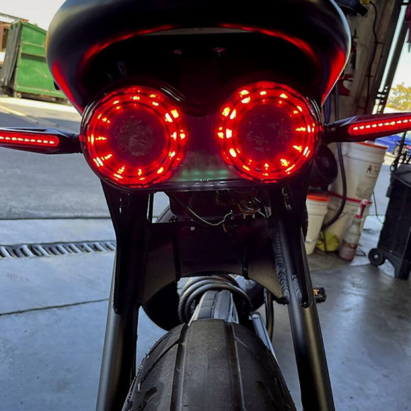 Bakre motorcykel med universell LED, blinkande, dubbla släpvagnsljus, bromsljus, registreringsskyltshållare