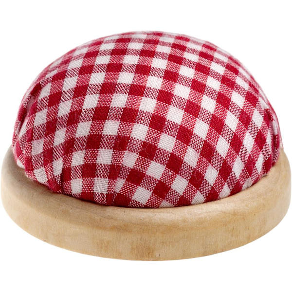 Pyöreä pöytä - Neulatyyny vaalealla puureunuksella, väri: punainen ja valkoinen (ruudullinen kuvio).