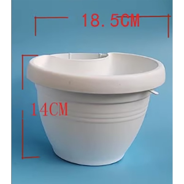 Hvite rørblomsterpotter, kar, takrenne, nedløpsrør, potte for planter og blomster utendørs