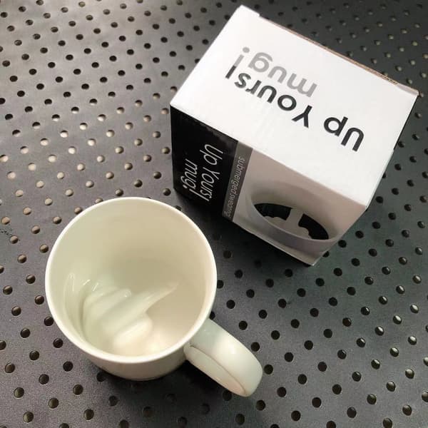 Keramisk kaffekopp i form av en langfinger