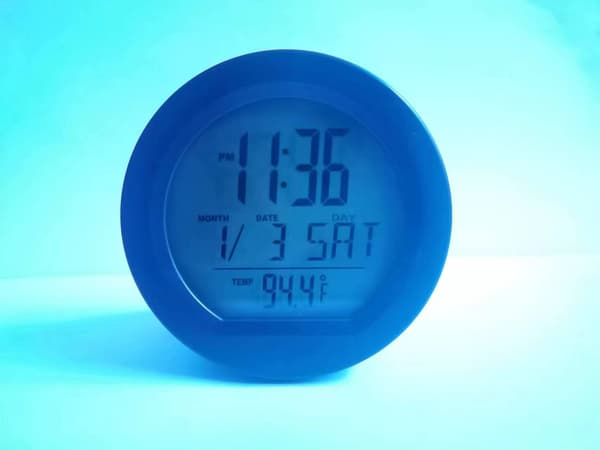 Bilsolcelledrevet LCD-displayur med tid (12/24 timer) til multifunktions digitalt instrumentbræt