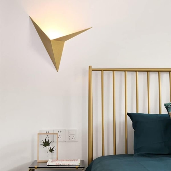 3W LED Vägglampa för Inomhusbruk, Kreativ Triangel Guld Vägglampa 3000K Varmvit Modern Metall Vägglampa för Sovrum Vardagsrum Trapphus Hall