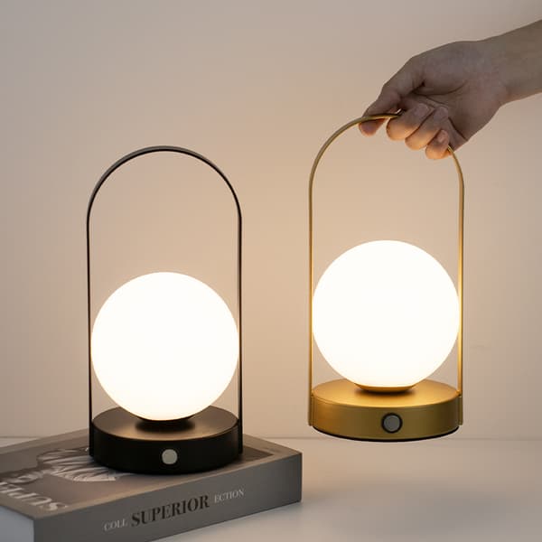 Moderne svart bærbar oppladbar LED-skrivebordslampe