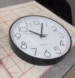 Rund väggklocka, 30 cm, Liten väggklocka, Klassisk design, Batteridriven, Svart