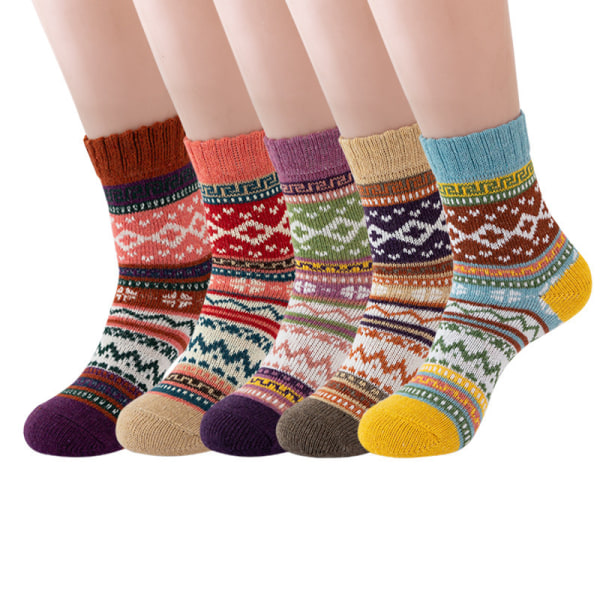 5 par strikkede sokker i vakre farger og mønstre bølgete