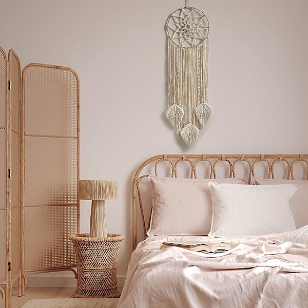 80 x 25 cm, Drømmefanger, kæmpe drømmefanger i macramé med vævede fjer til ophængning på væggen, håndlavet, boheme, indretning, gave,