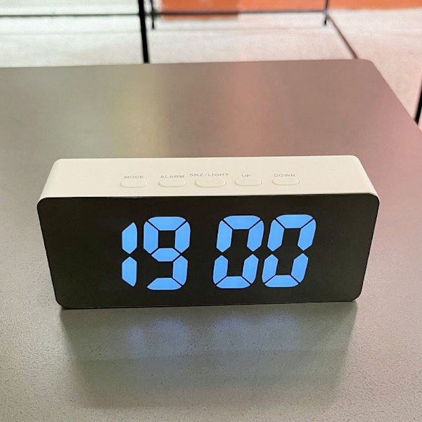 Sängklocka, högljudd väckarklocka med stor LED-display, plug-in enkel grundläggande digital klocka med USB-laddningsport, dimbar 14*6*3.3cm