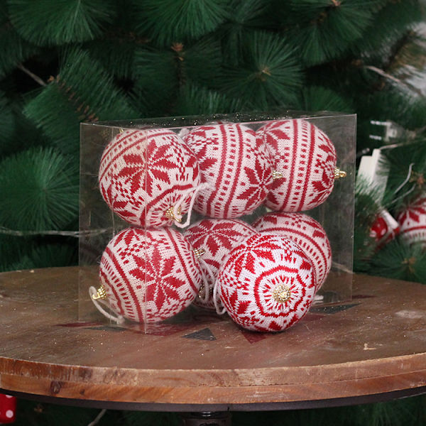 Julgranskula i form av stickad boll, dekoration att hänga