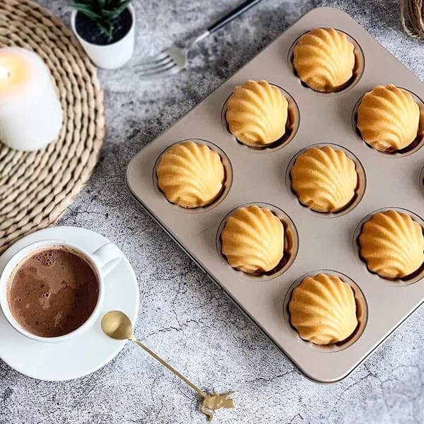 Madeleine-former for baking, 9 hulrom, non-stick kakeform i champagne gull