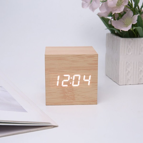 Digital väckarklocka, LED digital klocka för morgonuppvaknande med datum, temperatur, 3 alarm, 4 ljusstyrkenivåer, digital klocka driven av batteri eller USB