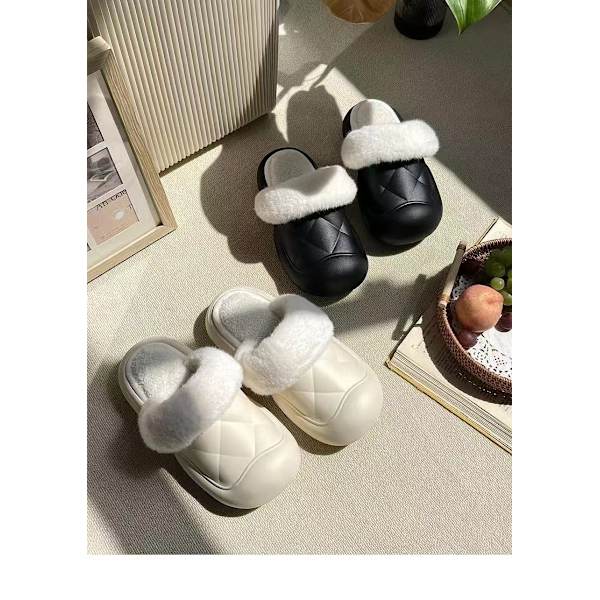 Varma tofflor för kvinnor, bekväma minnesskumtofflor i nude, fluffiga, halkfria, bekväma plyschtofflor för inomhus- och utomhusbruk, 24 cm