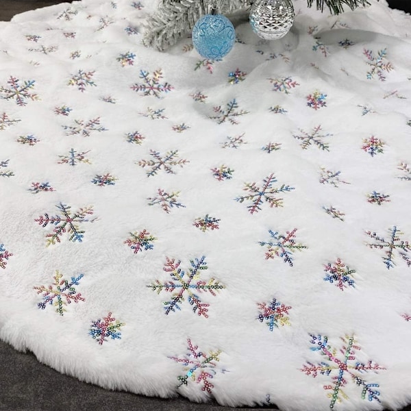 Joulukuusen helma helmiäisillä lumihiutaleilla ja paljeteilla, valkoinen plushi, joulukuusen matto, joulukoriste Silver Snowflakes 122cm