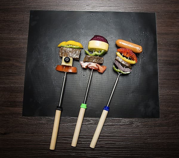 Højresistent non-stick fiber bageunderlag, Teflon bageunderlagssæt - 4 sorte bageunderlag 40*33cm, 1 rød silikonebørste, 5 dele
