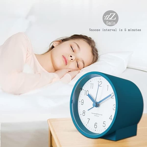 Tyst Icke-Tickande Batteridriven Analog Väckarklocka, Eskalerande Pip, Snooze (Blå)