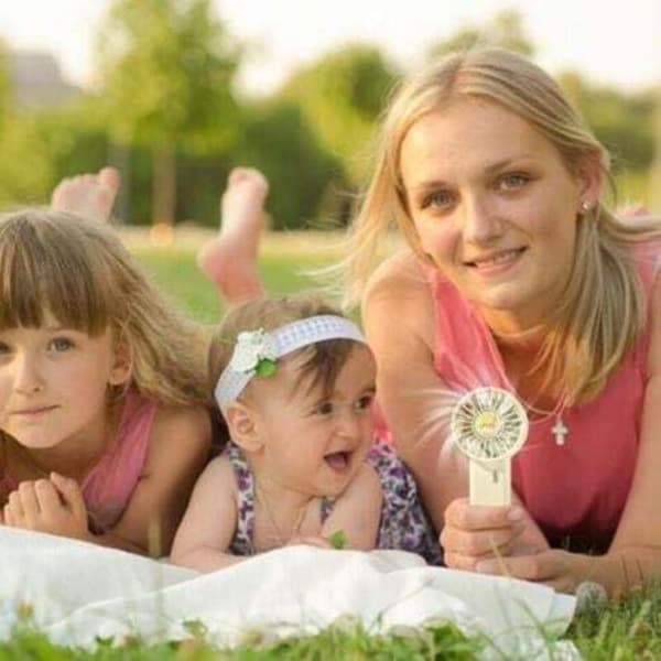 Mini bærbar ventilator med tegneseriemønster - Tre blæserhastigheder, genopladelig lommeventilator - Hvid