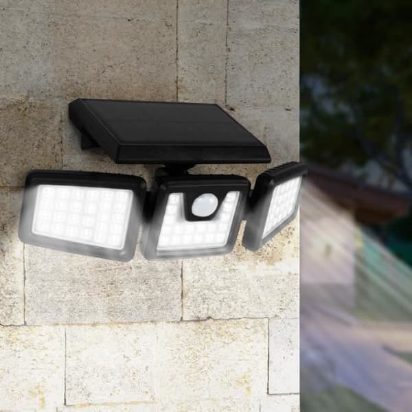 3-hodet solcellelyskaster - hvit - solcelledrevet - bevegelsessensor - LED - moderne