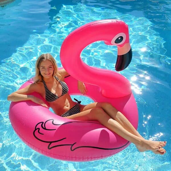 Uppblåsbara poolflottar. Flamingoformade flottar. Stora flottar, stora badringar.