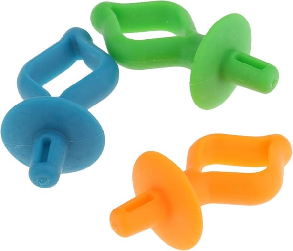 12 assorterede spolehæfter, clips, klemmer, farvede spolehæfter