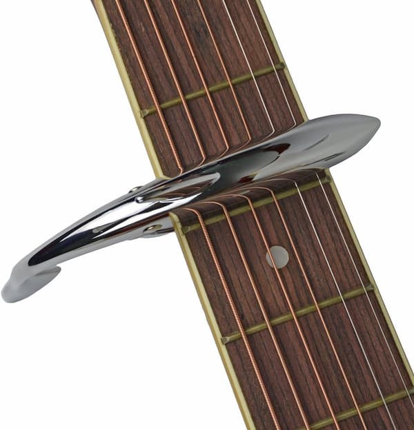 1 stk. sinklegerings-capo for akustiske og elektriske gitarer med god grepfølelse (sølv) Silver