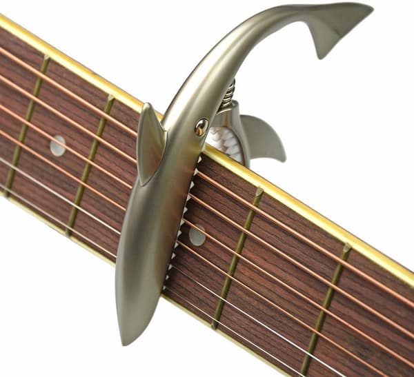 1 stk. sinklegering capo for akustiske og elektriske gitarer med godt grep (lys sølv) Bright Silver
