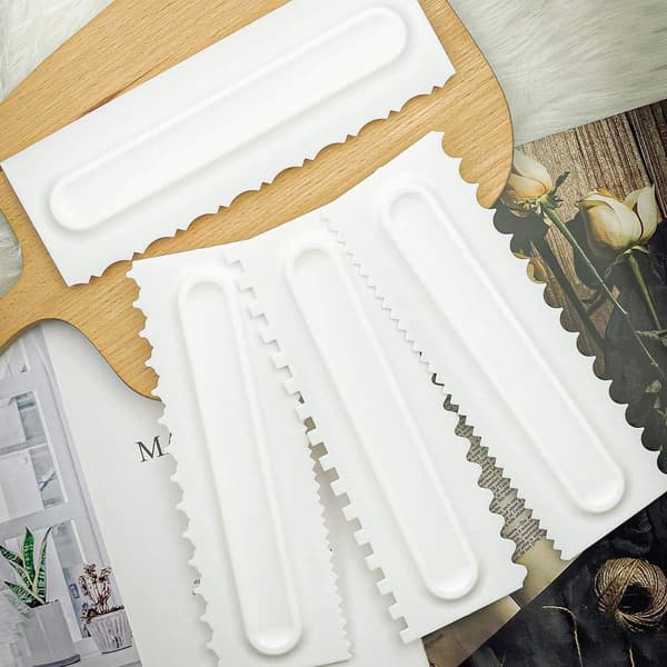 Kakskrapa i plast med sågtandad kant - 4-pack