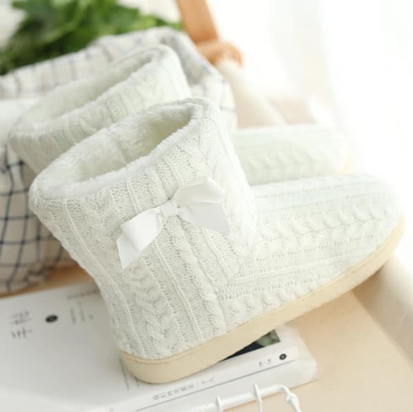 Stickade damtofflor med varmt foder och halkfri sula White 24.5cm