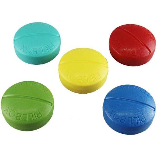 1 st praktisk och bekväm fyrdelad pillerbox, plast pillerbox för resor (slumpmässig färg)