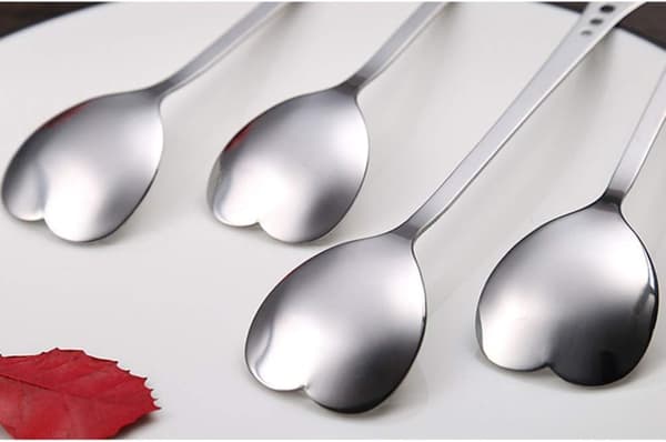 4 stk. kaffeskjeer i rustfritt stål med hjerteformet dessertteskje (sølv) Silver