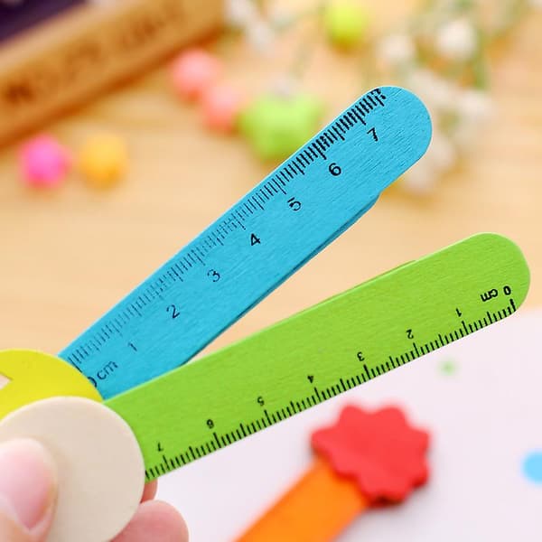10 st tecknade bokmärken i trä för barn och studenter (slumpmässigt mönster)