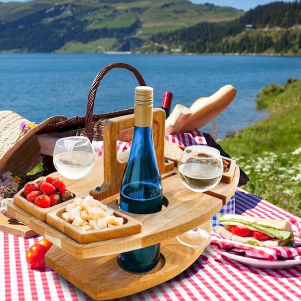 Bærbart vinpiknikbord med 2 vinglassholdere i tre, mini snackbrett