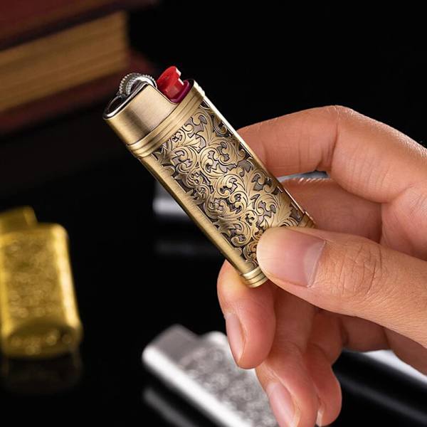 Mini Tändare i Zinklegering Fodral Återanvändbar Bärbar Tändare Fodral med Blommönster（guld） gold