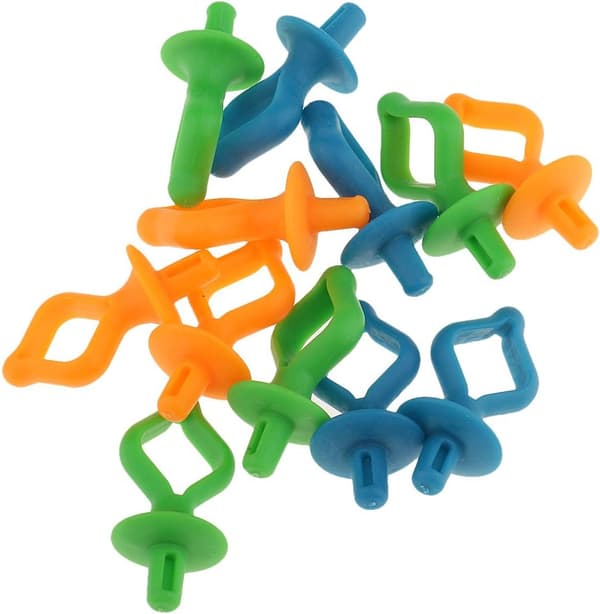 12 assorterede spolehæfter, clips, klemmer, farvede spolehæfter