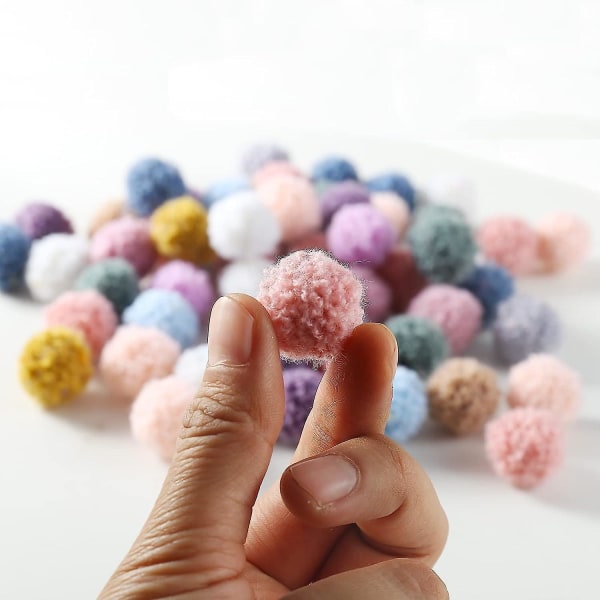 100 st Pom Poms, färgglada fluffiga plyschbollar - för gör-det-själv, hantverk (2 cm)