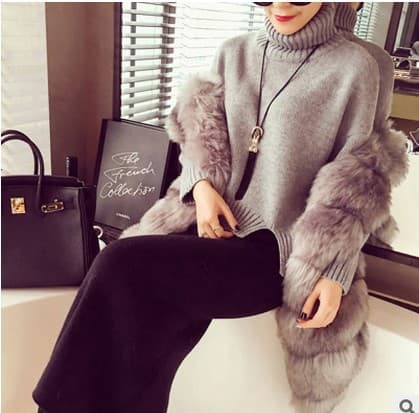 Pitkä neuleketjuriipus tupsuilla