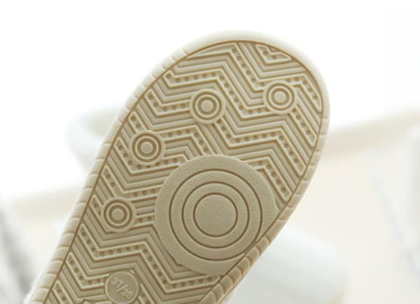 Stickade damtofflor med varmt foder och halkfri sula White 24.5cm