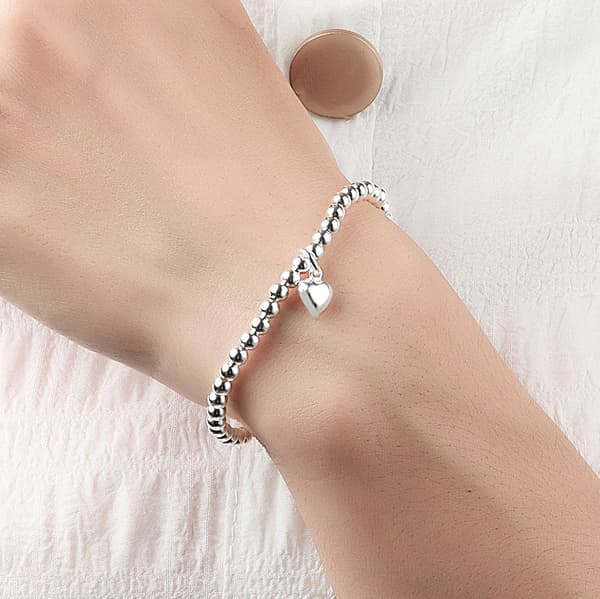 Sølvfarvede runde perler med hjertevedhæng, strækbart armbånd, S925