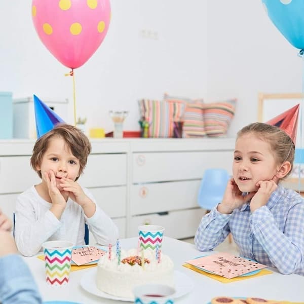 Gratulerer med dagen servietter rosegull, til jentebursdagsfestdekorasjon