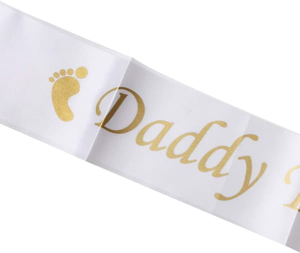 2 stk. \"Mummy To Be\"-skjerf, gull og hvitt babyshower-skjerf \"Mum To Be\" \"Daddy To Be\"