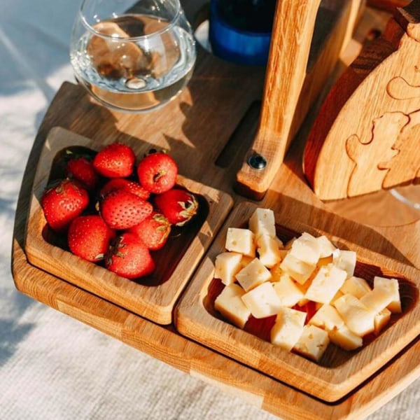 Bärbart vinpicknickbord med hållare för 2 vinglas Minisnackbricka i trä