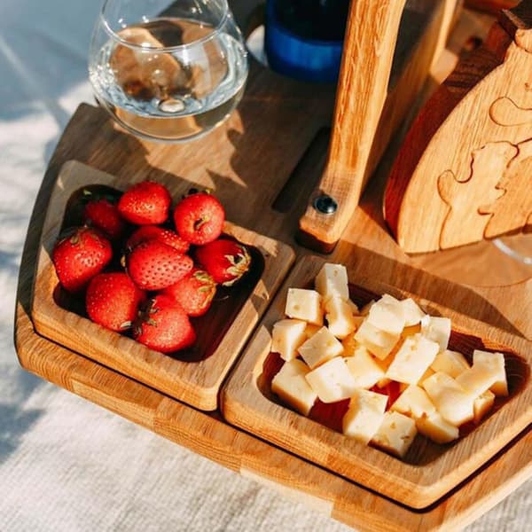 Bærbart vinpicnicbord med 2 vinglasholdere i træ, mini snackbakke