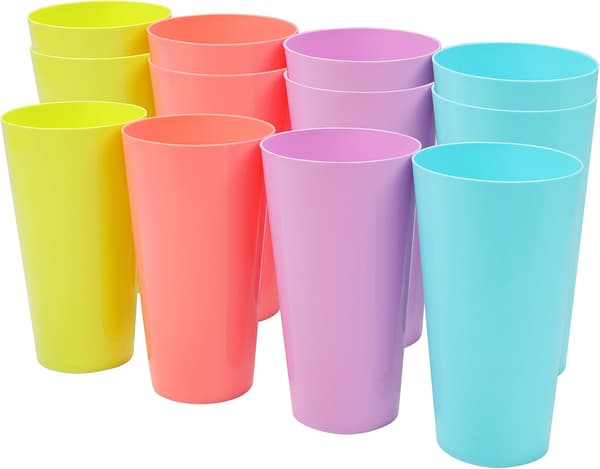 Färgade plastmuggar (12-pack) - 530 ml - återanvändbara dricksremmar i 4 färger
