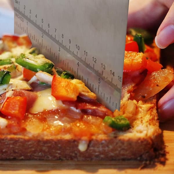 Set med 2 degsskrapor i rostfritt stål med måttskala, kakspade, pizzaskärare